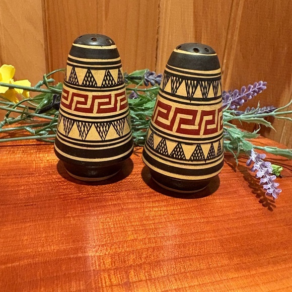 Mexican salt and pepper shakers, vintage hand painted geometric design - Picture 1 of 6
